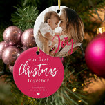 Baby's Eerste Kerstmis aangepaste foto roze vreugd Keramisch Ornament<br><div class="desc">Upload je favoriete foto (bij voorkeur vierkant),  voeg jouw tekst,  naam en datum in en maak van deze trendy roze kerstboom ornament een aandenken cadeau om jou en je kleintje samen te herinneren aan je eerste kerstfeest!</div>