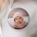 Baby's Eerste Kerstmis - Eenvoudige foto gebogen t Ronde Button 5,7 Cm<br><div class="desc">Voeg één afbeelding toe aan deze schattige baby magneet - ideaal voor baby meisjes of jongens. Een foto met een type overlay maakt een memorabele magneet voor uw koelkast. Gebruik een leuke momentopname van je telefoon en maak een item dat jaren meegaat. Een modern minimaal lettertype voor het jaar met...</div>