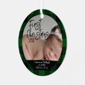 Baby's Eerste Kerstmis Geboorte Stats Groen Plaid Metalen Ornament (Voorkant links)