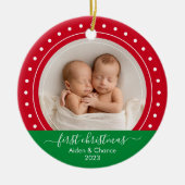 Baby's Eerste Kerstmis Rode en Groene Stippen Keramisch Ornament (Voorkant)