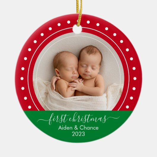 Baby's Eerste Kerstmis Rode en Groene Stippen Keramisch Ornament (Voorkant)