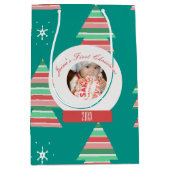 Baby's eerste kerstsneeuwbol Snowflakes-boom Medium Cadeauzakje (Voorkant)