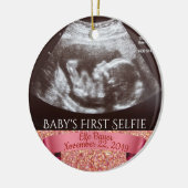 Baby's eerste selfie (roze achtergrond) keramisch ornament (Links)