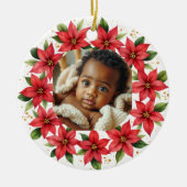 Baby's First Christmas 2025 Poinsettia Wreath  Keramisch Ornament (Voorkant)