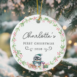 Baby's First Christmas beroemd gemaakt door Rustic Keramisch Ornament<br><div class="desc">Klantspecifiek, Baby's First Christmas - Rustic Wreath, Pinguïn met geschenken, Waterverf, Keramisch Ornament Herdenk de eerste kerst van uw baby met dit elegante, aanpasbare ronde keramische ornament. Het ontwerp beschikt over een charmante, minimalistische krans met een zoete pinguïn, geschenkpakketten, handschrift lettertype, het aanbieden van een mix van rustieke eenvoud en...</div>