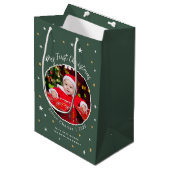Baby's First Christmas Custom Photo Green Medium Cadeauzakje (Voorkant Gekanteld)