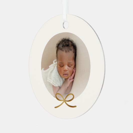 Baby's First Christmas Minimal Gold Bow Photo Metalen Ornament (Voorkant links)