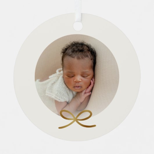 Baby's First Christmas Minimal Gold Bow Photo Metalen Ornament (Voorkant)
