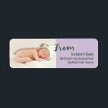 Baby's First Christmas Personalized Photo, purple Etiket<br><div class="desc">Met zoveel familie en vrienden gastvrije baby's dit jaar, ik werd geïnspireerd om creëer dit ontwerp (zie andere producten in dit collectie). Vervang de fotosjabloon door je lieveling en bewerk de familienaam en adressectie. Ik heb de kleur ook aanpasbaar gemaakt als je een andere kleur wilt proberen (Designer-tip: houd het...</div>