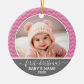 Babys First Kerstmis - roze chevrons en grijs Keramisch Ornament (Voorkant)