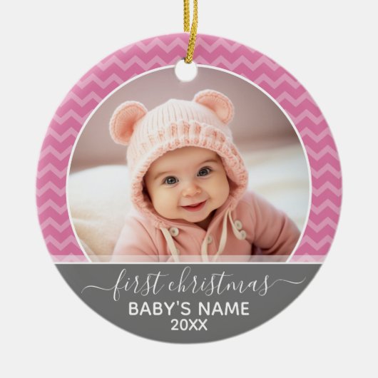 Babys First Kerstmis - roze chevrons en grijs Keramisch Ornament (Voorkant)