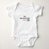 Baby's naam is net aangesloten bij baby bodysuit. romper (Voorkant)