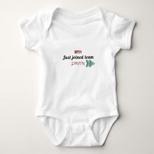 Baby's naam is net aangesloten bij baby bodysuit. romper (Voorkant)