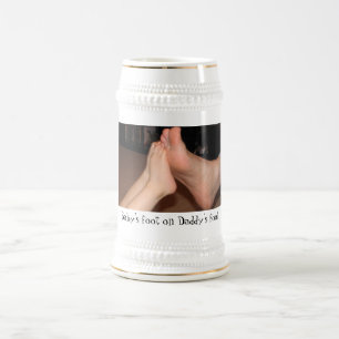 Baby's voet op papa's voet bierpul
