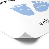 Baby's zijn zoet en genieten van een blauw kleintj poster (Hoek)