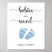 Baby's zijn zoet en genieten van een blauw kleintj poster (Voorkant)