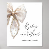Baby's zijn zoet Neem een traktatie witte parel bo Poster (Voorkant)
