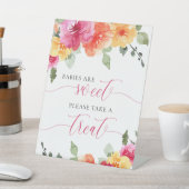 Baby's zijn zoet roze perzik bloemig baby shower reclamebord met voetstuk (Insitu)