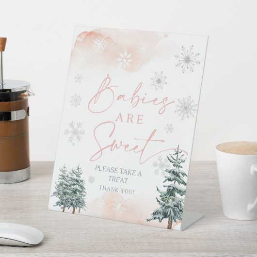 Baby's zijn zoet, wazige roze winter wonderland reclamebord met voetstuk (Insitu)