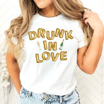 Bach & Boozy Bachelorette Drink in liefde T-shirt<br><div class="desc">Deze leuke uitnodiging zal klaar zijn om uit te zenden zodra u het aanpast! Een leuk ballonontwerp en champagne!</div>