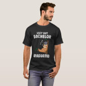Bachelor LAZY MAAR BACHELOR AFGESTUDEERD Grappig T-shirt (Voorkant volledig)