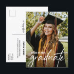 Bachelor of Science Custom Afstuderen Foto Aankondigingskaart<br><div class="desc">Introductie van ons "Bachelor of Science Custom Afstuderen Photo Afstuderen Announcement Briefkaart" - een gepersonaliseerde en feestelijke manier om het behalen van je bachelordiploma aan te kondigen. Dit briefkaart bevat een aanpasbare foto van de afstuderen naast hun titel, waarin de essentie van deze belangrijke mijlpaal wordt vastgelegd. Pas elk detail...</div>