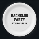 Bachelor Party aan de gang Papieren Bordje<br><div class="desc">Maak je klaar om te vieren met onze "Bachelor Party In Progress Paper Borden"! Laat iedereen weten dat het feest is begonnen, en maak je klaar om de stad te schilderen in vrijgezellenfeest mode. Bestel deze borden vandaag en maak de laatste fluit van de bruidegom voor de ring een nacht...</div>