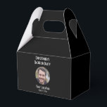 Bachelor Party Groom Photo Weddenschap Bedankdoosjes<br><div class="desc">Deze groomfoto zwarte gunstdoos is een leuke manier om trouwfeesten te verpakken die je de jongens,  inclusief je groomsmannen,  kunt geven als cadeau van je vrijgezellenfeest. Personaliseer met een foto van de groom,  de groomnaam,  en de bachelor partijdetails.</div>