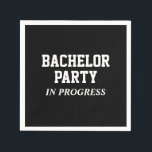 Bachelor Party in Progress Napkins Servet<br><div class="desc">Maak je klaar om te vieren met onze "Bachelor Party In Progress Napkins"! Laat iedereen weten dat het feest is begonnen, en maak je klaar om de stad te schilderen in vrijgezellenfeest mode. Bestel deze servetten vandaag en maak het laatste gevecht van de bruidegom voor de ring een nacht om...</div>