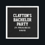 Bachelor Party in Progress Napkins Servet<br><div class="desc">Maak je klaar om te vieren met onze "Bachelor Party In Progress Napkins"! Laat iedereen weten dat het feest is begonnen, en maak je klaar om de stad te schilderen in vrijgezellenfeest mode. Bestel deze servetten vandaag en maak het laatste gevecht van de bruidegom voor de ring een nacht om...</div>