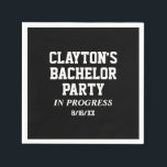 Bachelor Party in Progress Napkins Servet<br><div class="desc">Maak je klaar om te vieren met onze "Bachelor Party In Progress Napkins"! Laat iedereen weten dat het feest is begonnen, en maak je klaar om de stad te schilderen in vrijgezellenfeest mode. Bestel deze servetten vandaag en maak het laatste gevecht van de bruidegom voor de ring een nacht om...</div>