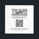 Bachelor Party QR Code Drink Kopen Team Bruidegom  Servet<br><div class="desc">Koop de Bruidegom een drankje! Aangepaste vrijgezellenfeest QR-code ontwerp voor je vrijgezellenfeest met "TEAM BRUIDEGOM" in vet lichtgrijze letters. Pas de naam van de bruidegom aan in zwarte script. Titel of vrijgezellenfeest staat eronder in zwart, samen met de locatie van het feest. Pas de QR-code aan met een link naar...</div>