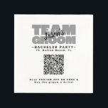 Bachelor Party QR Code Koop Drink Team Groom Brews Servet<br><div class="desc">Koop de bruidegom een drink! Aangepaste vrijgezellenfeest QR Code ontwerp voor uw vrijgezellenfeest kenmerken "TEAM GROOM" in vet licht grijs type. Pas de naam van de bruidegom aan in zwart script. Titel of vrijgezellenfeest wordt hieronder in het zwart weergegeven, samen met de locatie van het feest. Pas aan met uw...</div>