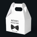 Bachelor Party Tuxedo Bow Stropdas Weddenschap Bedankdoosjes<br><div class="desc">Deze elegante zwarte tuxedo boogdoos is een leuke manier om trouwfeesten te verpakken die je de jongens, inclusief je groomsmannen, kunt geven als cadeau van je vrijgezellenfeest. Personaliseer met de naam van de bruidegom en de bachelor feestdatum. De kleuren en de doopvont van de achtergrond en de tekst kunnen worden...</div>