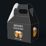 Bachelor Party Weddenschappen Gift Beer Cheers Bedankdoosjes<br><div class="desc">Deze bierhoer is een leuke manier om trouwfeesten te verpakken die je de jongens,  inclusief je groomsmannen,  kunt geven als cadeau van je vrijgezellenfeest. Proost op de bruidegom. Personaliseer met de naam van de bruidegom en de bachelor feestdatum.</div>