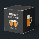 Bachelor Party Weddenschappen Gift Beer Cheers Bedankdoosjes<br><div class="desc">Deze bierhoer is een leuke manier om trouwfeesten te verpakken die je de jongens,  inclusief je groomsmannen,  kunt geven als cadeau van je vrijgezellenfeest. Proost op de bruidegom. Personaliseer met de naam van de bruidegom en de bachelor feestdatum.</div>