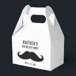 Bachelor Party Zwart Mustache Bruiloft Bedankdoosjes<br><div class="desc">Deze zwarte snor doos is een leuke manier om huwelijksgunsten te verpakken die je de jongens, inclusief je bruidsjonkers, kunt geven als een geschenk van je vrijgezellenfeest. Personaliseer met de naam van de bruidegom en de vrijgezellenfeestdatum. De kleuren en het lettertype van de achtergrond en de tekst kunnen worden aangepast...</div>