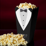 Bachelor Party Zwart pak & Bowtie Bedankdoosjes<br><div class="desc">Dit zwarte smoking pak en bowtie popcorn gunstbox beschikt over een stijlvol ontwerp, perfect voor het toevoegen van een vleugje elegantie aan uw feest. Ideaal voor het houden van popcorn of andere lekkernijen, het kan worden gepersonaliseerd met uw evenementgegevens. Perfect voor bruiloften, verlovingsfeesten of vrijgezellenfeesten, deze gunstbox is een leuke...</div>
