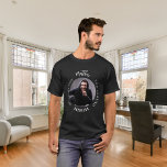 Bachelor zwart wit foto man mythe legende t-shirt<br><div class="desc">Vier zijn speciale dag in stijl met dit gepersonaliseerde T-shirt! Met een klassieke zwarte achtergrond en gedurfde tekst met de tekst: "The Man, The Myth, The Legend." Pas het ontwerp aan door zijn naam en een favoriete foto toe te voegen om het echt uniek te maken. Dit T-shirt is het...</div>