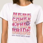 Bachelorette feest hier komt de bruid groovy t-shirt<br><div class="desc">Maak een splash op je aankomende vrijgezellenfeest met deze prachtige vrijgezellenfeest gepersonaliseerde t-shirts. Of je nu een stranduitstap, een meisjesvakantie of een beste vriendenvakantie viert, deze custom beach bachelorette party t-shirts zijn de perfecte aanvulling op je onvergetelijke uitje. Voeg een persoonlijke touch toe aan uw vrijgezellenfeestkleding met aangepaste naam, locatie...</div>