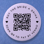 Bachelorette koopt de bride een Drink Paarse QR-co Ronde Button 5,7 Cm<br><div class="desc">Een eenvoudig aangepast lavender lila pastel paars "Koop de Bride a Drink" Bachelorette Party QR code ronde knoppen in een moderne minimalistische stijl met een schattig hartdetail. De sjabloon kan gemakkelijk met uw QR code en douanetekst worden bijgewerkt,  bijvoorbeeld aftasten QR om door Venmo te betalen. #bachelorette #buythebrideadrink #QRcode</div>