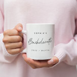 Bachelorette | Minimalistisch script Modern Brides Tweekleurige Koffiemok<br><div class="desc">Dit Bachelorette de douaneontwerp van de Partij kenmerkt een handgeschreven manuscripttypografie. U kunt de naam van de bruid-aan-zijn,  het jaar,  de naam van de bruggen of uw eigen douanebericht gemakkelijk personaliseren! Het perfecte elegante accessoire voor een vrijgezellenfeest of een vrijgezellenweekend!</div>