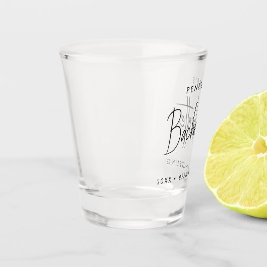 Bachelorette | Modern minimalistisch script brides Shot Glas (Links)