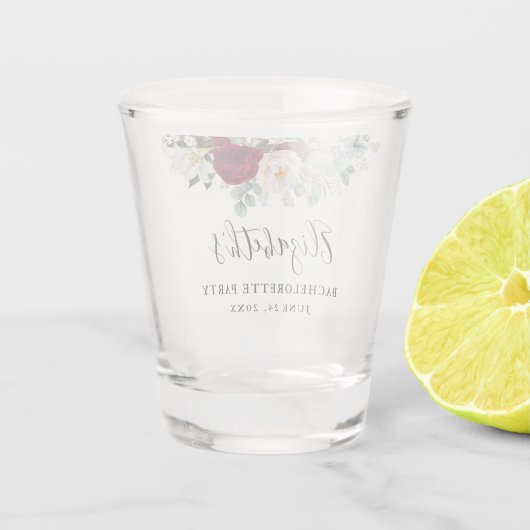Bachelorette Party Burgundy Floral Greenery Shot Glas (Achterkant)
