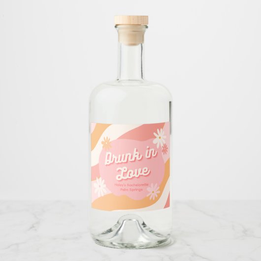 Bachelorette Party Drink in Love Retro Pink Likeurfles Etiket (Voorkant)