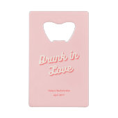 Bachelorette Party Favor Retro Pink Daisy Creditkaart Flessenopener (Voorkant)