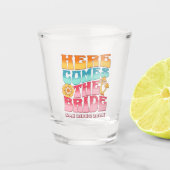 Bachelorette Party Groovy Retro golvende tekst bru Shot Glas (Voorkant)