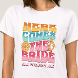 Bachelorette Party Groovy Retro golvende tekst bru T-shirt<br><div class="desc">Maak een splash op je aankomende vrijgezellenfeest met deze prachtige vrijgezellenfeest gepersonaliseerde t-shirts. Of je nu een stranduitstap, een meisjesvakantie of een beste vriendenvakantie viert, deze custom beach bachelorette party t-shirts zijn de perfecte aanvulling op je onvergetelijke uitje. Voeg een persoonlijke touch toe aan uw vrijgezellenfeestkleding met aangepaste naam, locatie...</div>