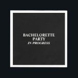 Bachelorette Party in Progress Napkins Servet<br><div class="desc">Maak je klaar om te vieren met onze "Bachelorette Party In Progress Napkins"! Laat iedereen weten dat het feest is begonnen, en maak je klaar om de stad te schilderen in bachelorette party mode. Bestel deze servetten vandaag en maak de laatste vlucht van de bruid voor de ring een nacht...</div>