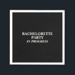 Bachelorette Party in Progress Napkins Servet<br><div class="desc">Maak je klaar om te vieren met onze "Bachelorette Party In Progress Napkins"! Laat iedereen weten dat het feest is begonnen, en maak je klaar om de stad te schilderen in bachelorette party mode. Bestel deze servetten vandaag en maak de laatste vlucht van de bruid voor de ring een nacht...</div>